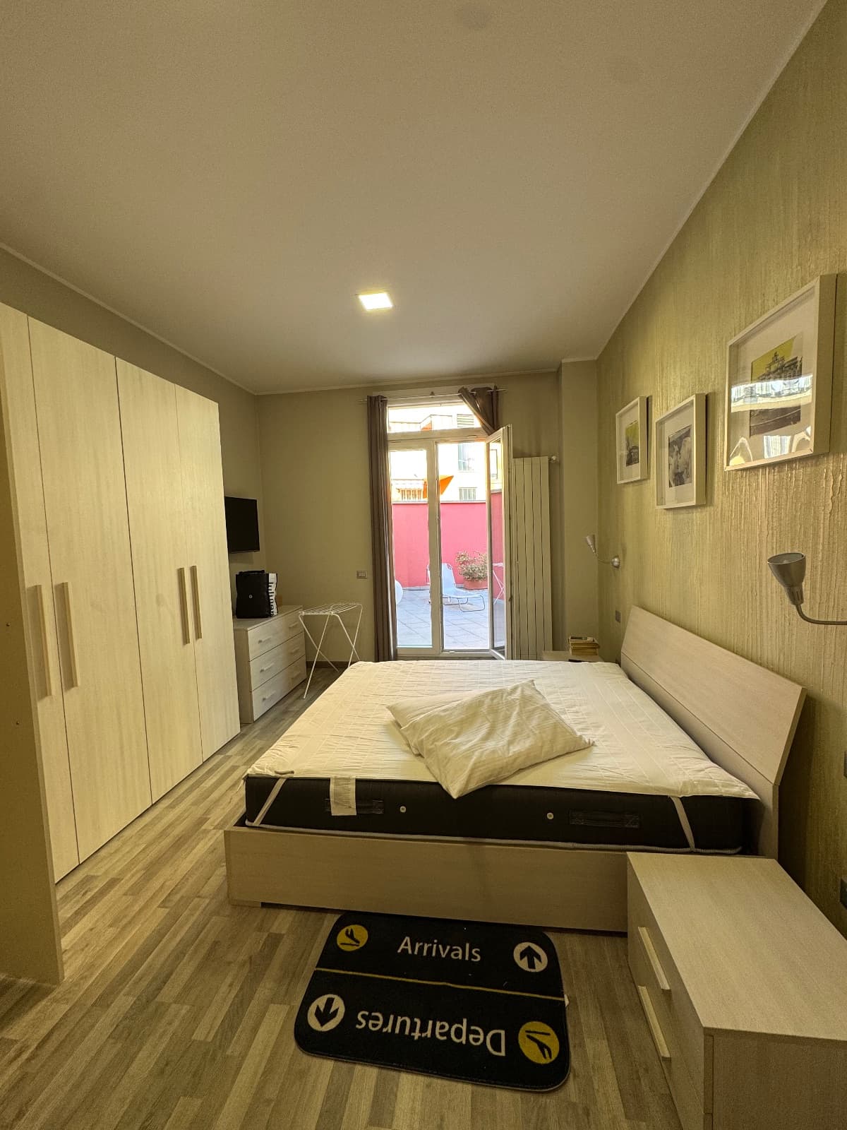 Stanza singola, con letto matrimoniale, bagno interno e porta finestra con accesso al giardino, foto 1
